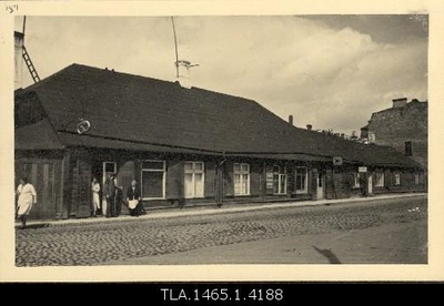 A. Ströhm's house, a. Ströhm in front of his bakery business (in the corner of the Great Roosikrants and Väike Pärnu mnt).  duplicate photo