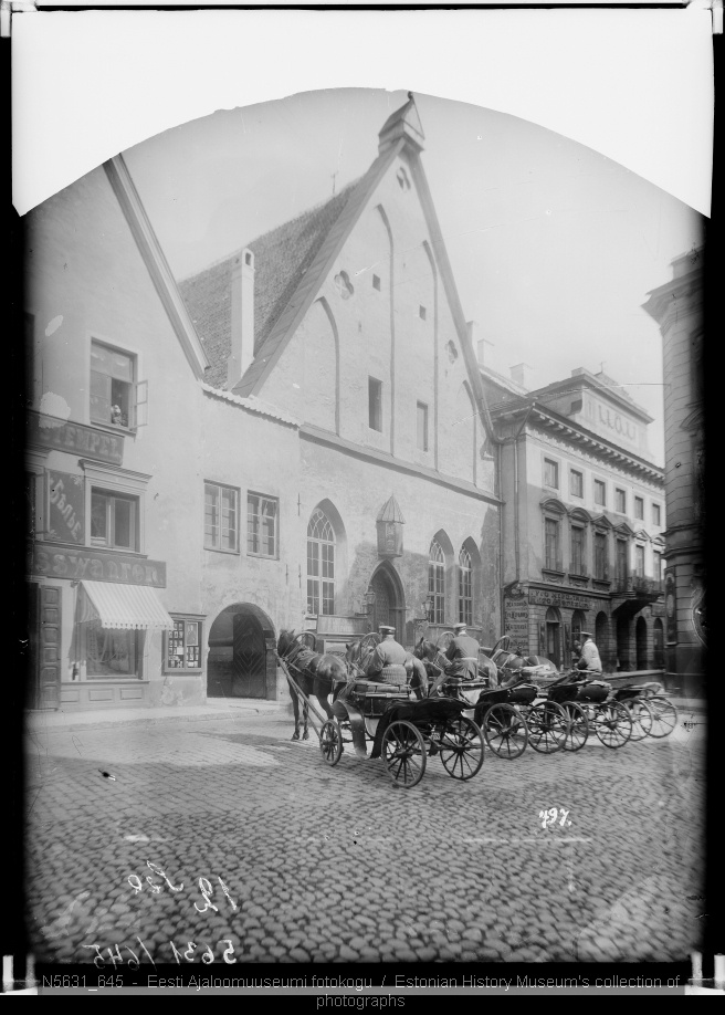 Voorimehed Pikal tänaval, Suurgildi hoone juures.