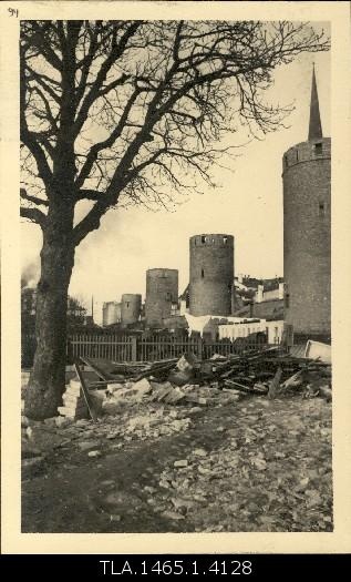 Dismantling the buildings on the western wall in 1933.
