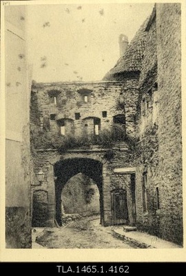 Nunne Gate from inside.  duplicate photo