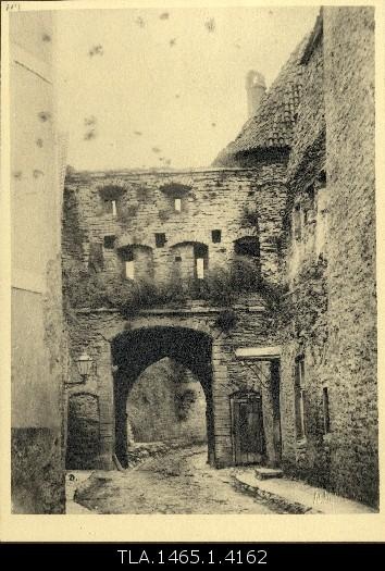 Nunne Gate from inside.
