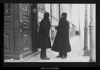 Take peace. Members of the Soviet Russian Peace Embassy (left) f. Kostjajev, J. Gukovski, a. Joffe.  duplicate photo