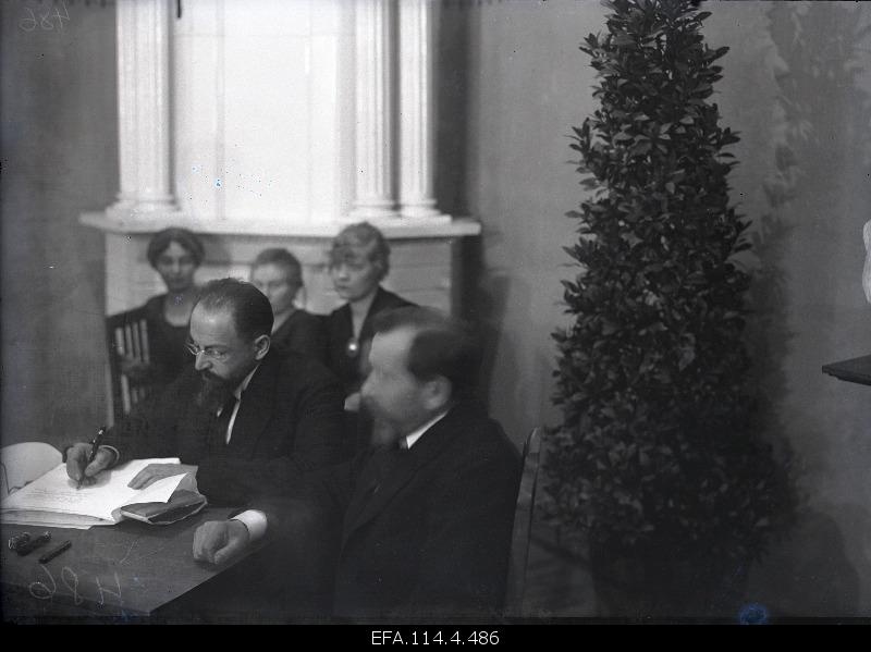 Take peace. President of the Soviet Russian Peace Embassy a. Joffe signing the Soviet Russian Peace Treaty.