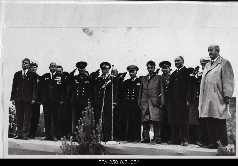 Guests with the leading party and Soviet employees in Kingissepa district at the opening of the Memorial of the Battle of Tehumard.
