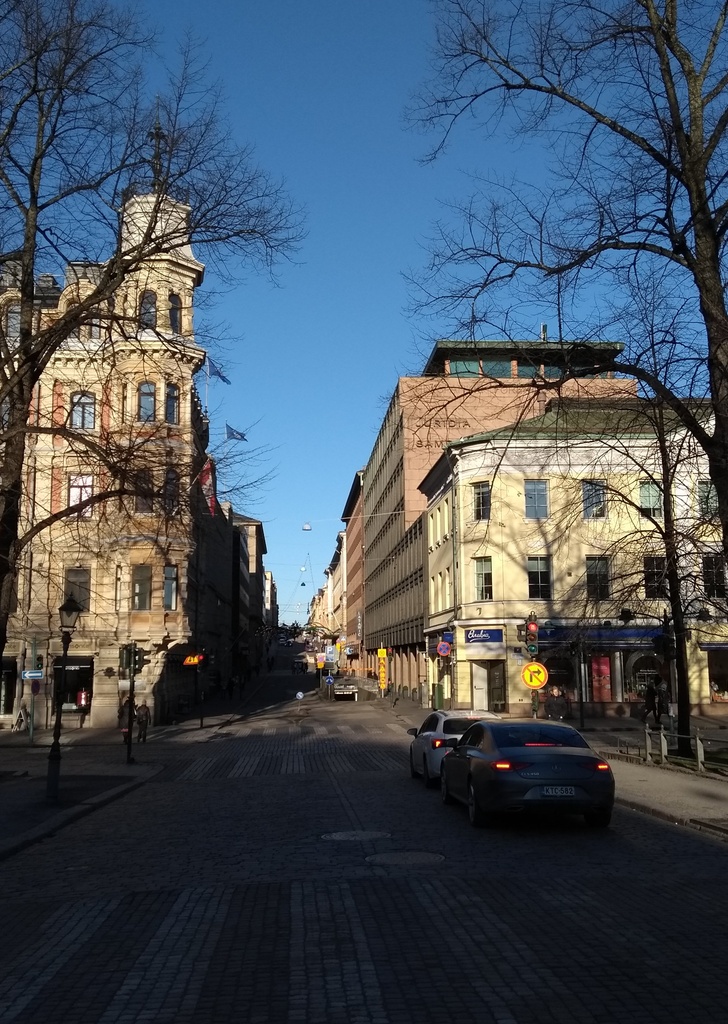 Näkymä Fabianinkadulle, vossikoita ja jalankulkijoita kadulla, oikeassa reunassa Esplanadin puisto rephoto