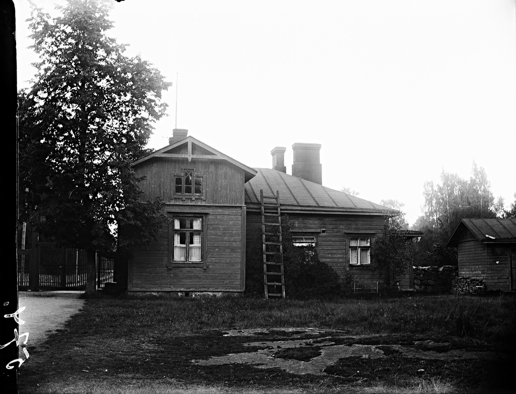 Lapinlahden sairaala. Portinvartijan rakennus. Kuvattu 1900-luvun alkupuoliskolla. Rakennus purettiin 1970-luvulla.