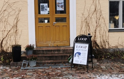 Lapinlahden sairaalan henkilökuntaa kuvattuna sairaalan portailla. Lapinlahden sairaala on Suomen ensimmäinen mielisairaalakäyttöön valmistunut sairaala. Lapinlahden sairaalatoiminta päättyi lopullisesti 19. joulukuuta 2008. rephoto