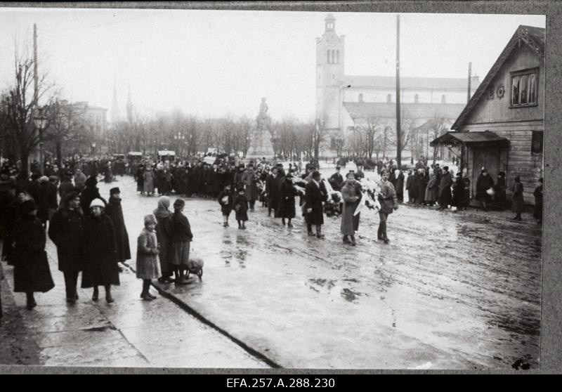 Vabadussõda. Virumaal Järveküla lahingus langenud Kalevlaste Maleva sõdurite matuserongkäik Peetri platsil.