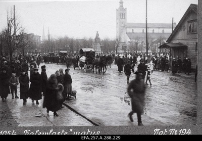 Vabadussõda. Virumaal Järveküla lahingus langenud Kalevlaste Maleva sõdurite matuserongkäik Peetri platsil.  similar photo