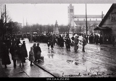 Vabadussõda. Virumaal Järveküla lahingus langenud Kalevlaste Maleva sõdurite matuserongkäik Peetri platsil.  similar photo