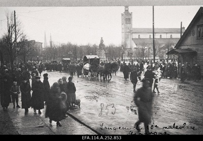 Vabadussõda. Virumaal Järveküla lahingus langenud Kalevlaste Maleva sõdurite matuserongkäik Peetri platsil.  similar photo