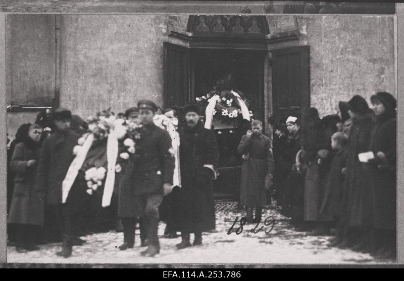 Vabadussõda. Virumaal Järveküla lahingus langenud Kalevlaste Maleva sõdurite kirstude välja toomine Jaani kirikust pärast leinatseremooniat.
