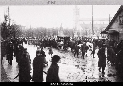 Vabadussõda. Virumaal Järveküla lahingus langenud Kalevlaste Maleva sõdurite matuserongkäik Peetri platsil.  duplicate photo