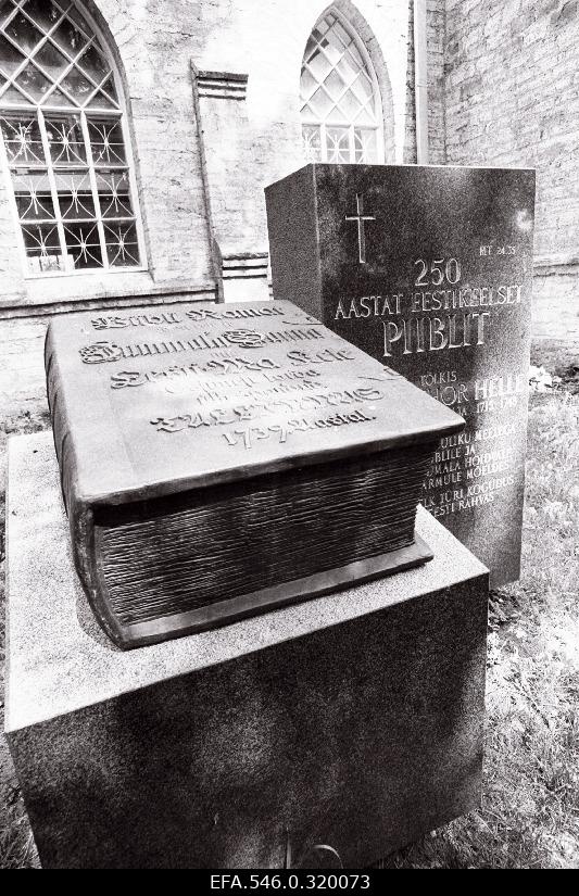 250 a eestikeelset piiblit - mälestuskivi Jüri kiriku juures.