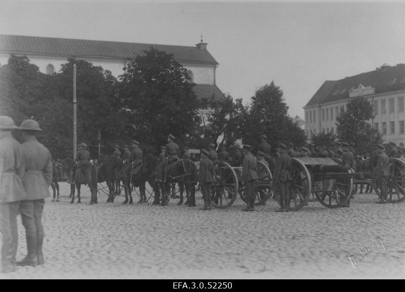 Vabadussõda. Sõjakooli jalaväeklassi esimese lennu paraad Peetri platsil. Suurtükiväeklassi kadetid.
