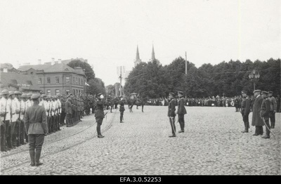 Vabadussõda. Sõjakooli jalaväeklassi esimese lennu paraad Peetri platsil. Paremal erariietes pea- ja sõjaminister Otto Strandman, tema paremal käel Tagavaraväe ülem kindralmajor Andres Larka, keskel (näöga rivi suunas) esiplaanil Sõjakooli ülem alampolkovnik Aleksander Simon ja tagaplaanil Sõjavägede ülemjuhataja kindralmajor Johan Laidoner.  similar photo