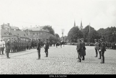 Vabadussõda. Sõjakooli jalaväeklassi esimese lennu paraad Peetri platsil.  duplicate photo