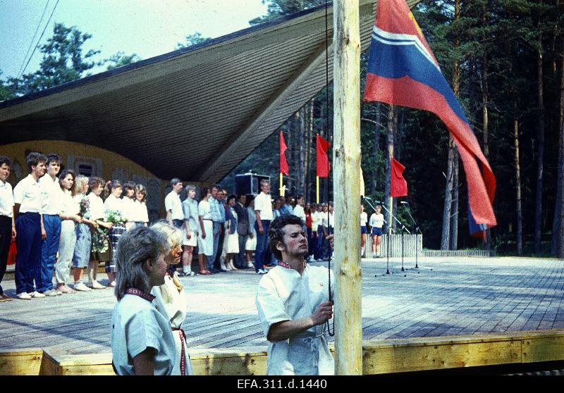 Lipuheiskamine vabariiklikul õpilaskomsomoli aktiivi XVI kokkutulekul Trepimäel.