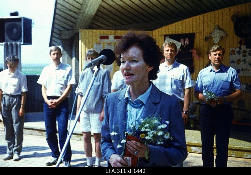 Vabariiklikul õpilaskomsomoli aktiivi XVI kokkutulekul Trepimäel kõneleb EKP Keskkomitee osakonnajuhataja Silvi-Aire Villo.