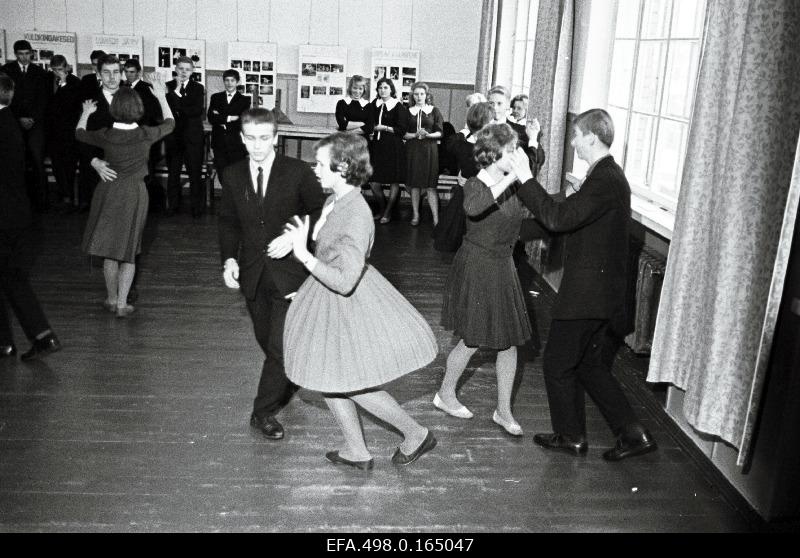 Tantsukursus Märjamaa Keskkoolis.