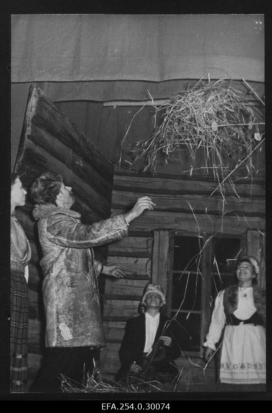 Stseen Märjamaa Kultuurimaja lavastusest "Kui näärid tuppa toodi".