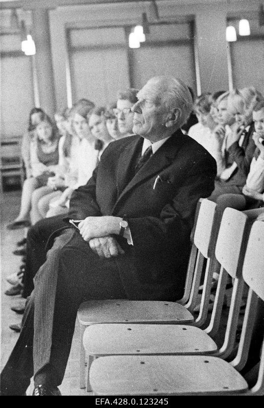 Vaade saali Märjamaa Keskkooli teisel teatripäeval. Esiplaanil NSV Liidu rahvakunstnik Ants Lauter.