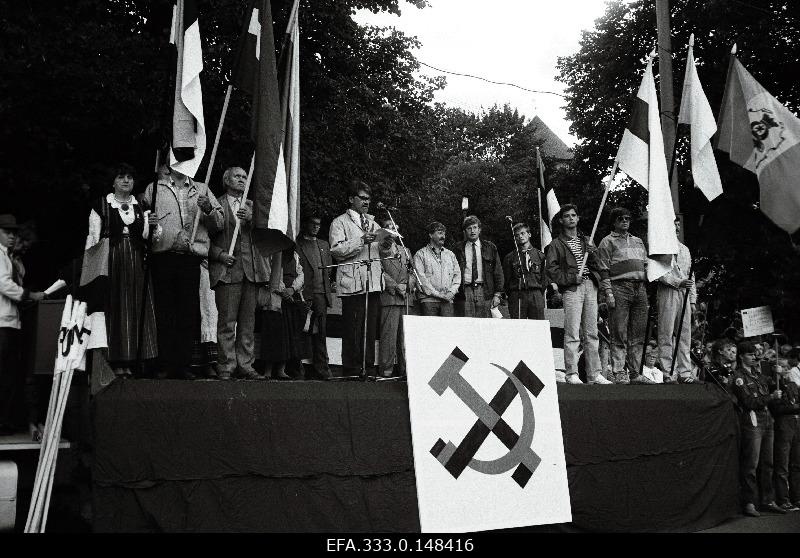 On the 51st anniversary of the conclusion of the Molotov-Ribbentrop Pact on the Baltic Freedom Square, Mati Hint, a member of the Estonian People's Guard, speaks.