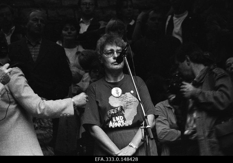 On the 51st anniversary of the Pact signed between Molotov-Ribbentrop, Lagle Parek speaks at the organised meeting of the Estonian National Independence Party in Hirvepark.