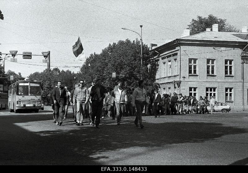 Colonel of Estonian Country Defence members on the way to the Raekoja square will give a vow.