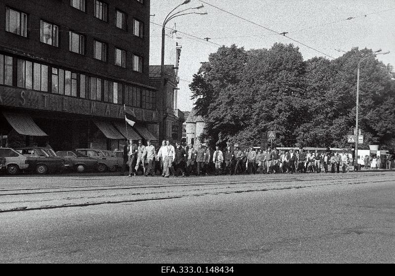 The colonel of Estonian Country Defence members on the road to the Raekoja square at the corner of Pärnu highway and Valli Street to give a vow.