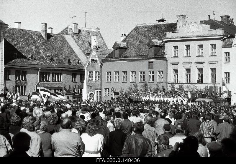 Members of Estonian Home Defence gather to give a vow to the Raekoja Square.