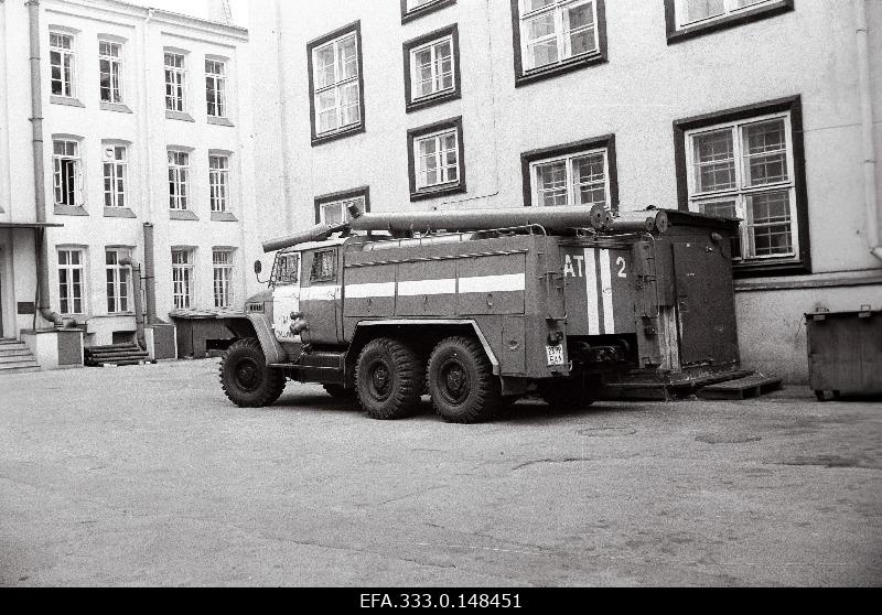 The 5th fire-fighting unit car was guarded in the Toompea Castle courtyard after the intermodal participants attacked the castle.