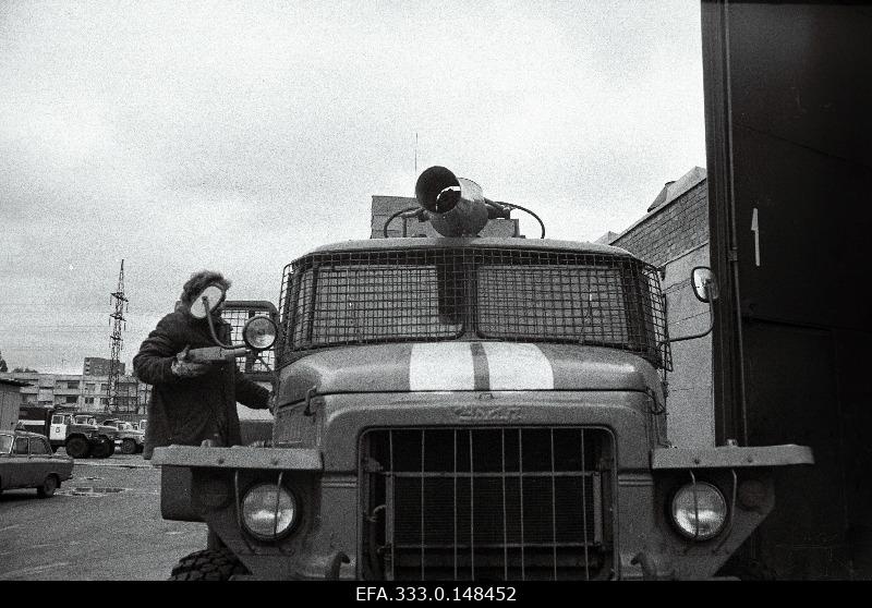 Fifth fire-fighting unit Uraal-type car windows to guard the Toompea Castle after the intermodal participants attacked the castle.