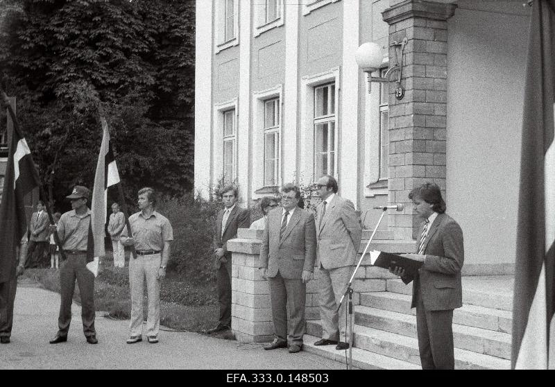 The participants and observers of the 50th anniversary of the first meeting of Estonian and Latvian Football National Assembly in the midinging in front of Kadrioru Castle. The historian Küllo Arjakas speaks.