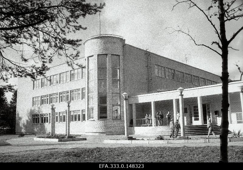 View Tallinn 27. 8-class school building on the Vabaduse puiestee.