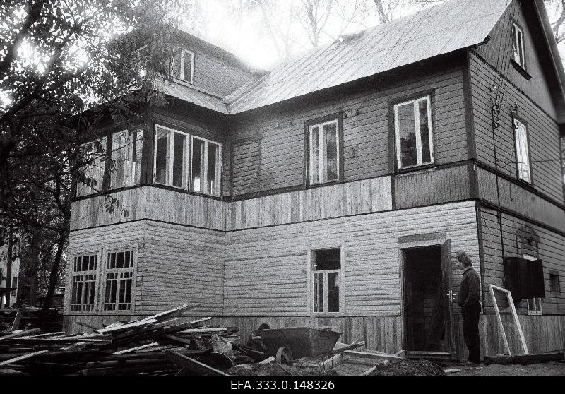 Nurme Street 26 house owner repairs the building.