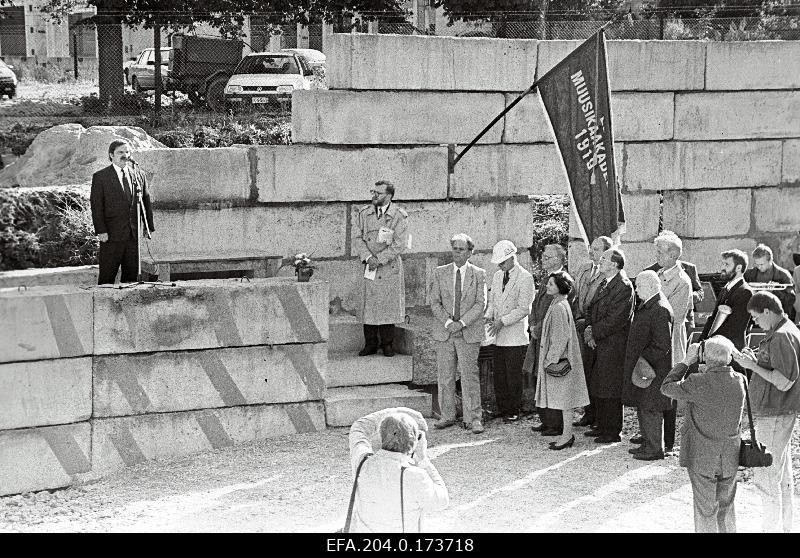 Peeter Olesk, Minister of Culture and Education, speaks to the Estonian Academy of Music at the cornerstone. Left 2. Rector of Music Academy Peep Lassman, 3rd pianist Vardo Rumessen, 6. Arne Mikk, Director of the Estonian Theatre, 8. Venno Laul, Chairman of the Supervisory Board named Neeme Järvi.