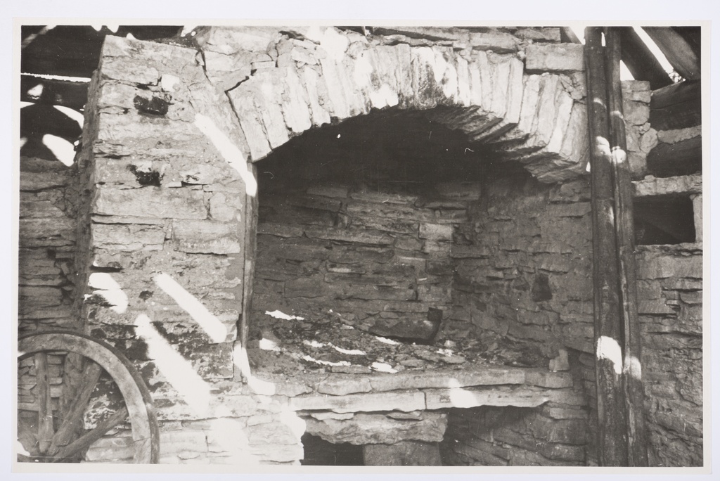 Ääs Veski-Jaagu talu sepikojas Sipa külas., EVM F 41:102, Eesti Vabaõhumuuseum SA (1960)