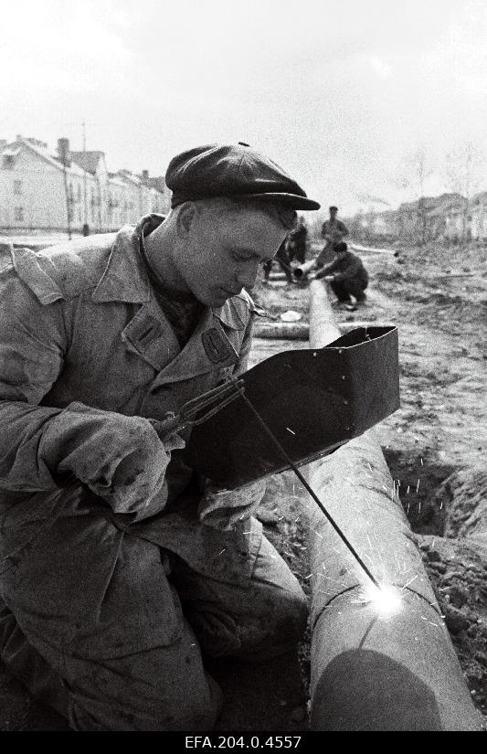 Electric welder V. Belozor Kohtla-Järve for welding of the gas pipeline.