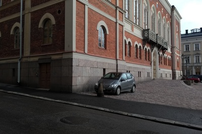 Ritarikatu 1. Ihmisiä vossikan ympärillä Ritarihuoneen kulmalla odottamassa vuoroaan ajelulle Kruununhaan asukasyhdistyksen järjestämässä juhlassa Helsinki-päivänä 12.6.1975. rephoto