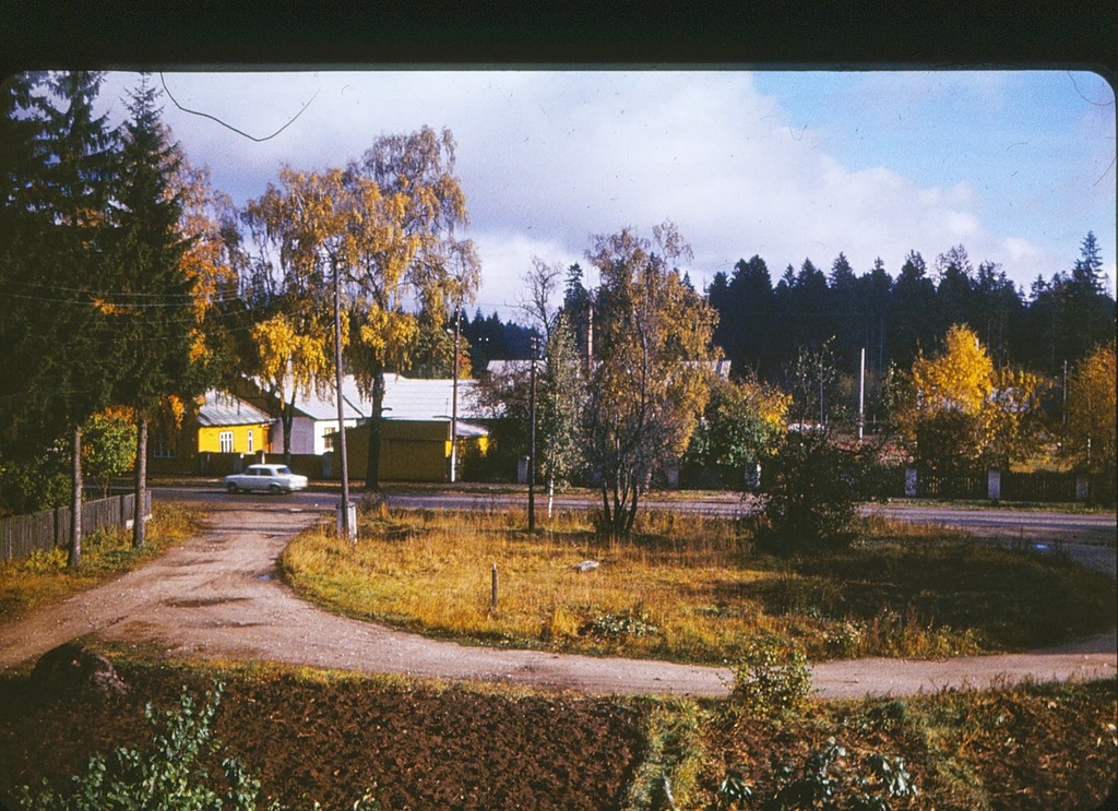 The offspring of the Estonian Otto Post clay industry ́ ́keraamikatehas ́, Rakveres, Tartu 55. Tartu and Lilleoru tn. At the corner. Right now on this place Lilleoru store. On the circle above, the city line-buses turned back towards the city.