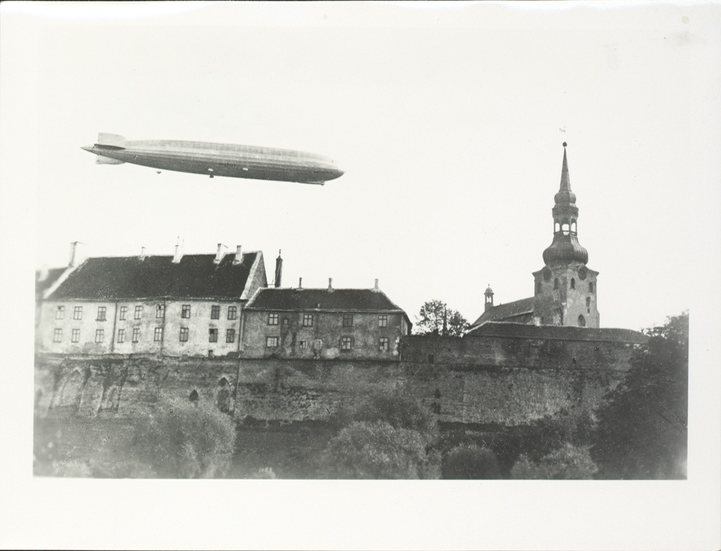 TLA 1465 1 896 Zeppelin over Tallinn. View to Toompea - Zeppelin over Tallinn. View Toompea