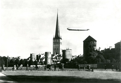 TLA 1465 1 897 Zeppelin over Tallinn. View of the Tower Square 24 09 1930 - Zeppelin over Tallinn. View of the Tower Square  duplicate photo