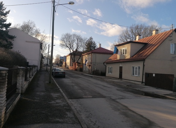 Vaade piki Vaba tänavat (vaade Raua ja Vaba t nurgalt Võru t suunas). Tartu, 1990. Foto: Harri Duglas. rephoto