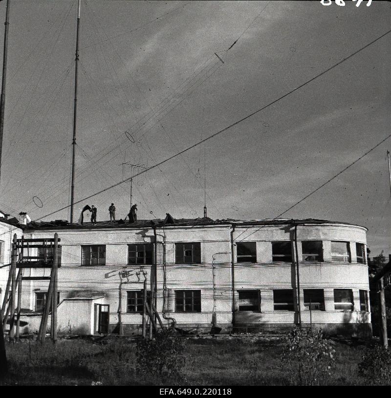 Covering the roof at the beginning of the Song.