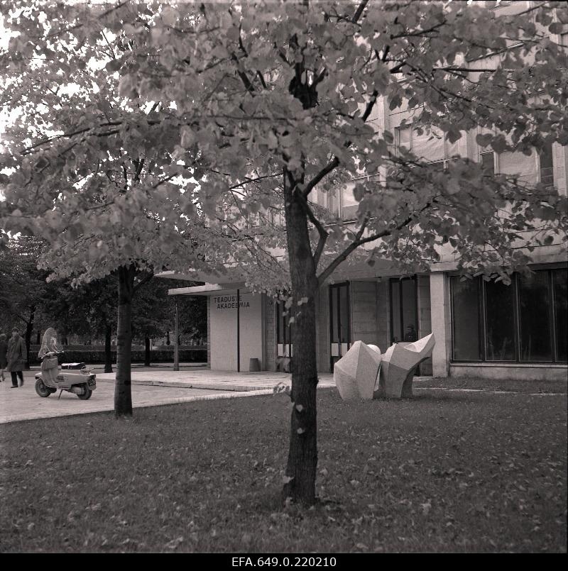 View of the entrance of the Academy of Sciences.