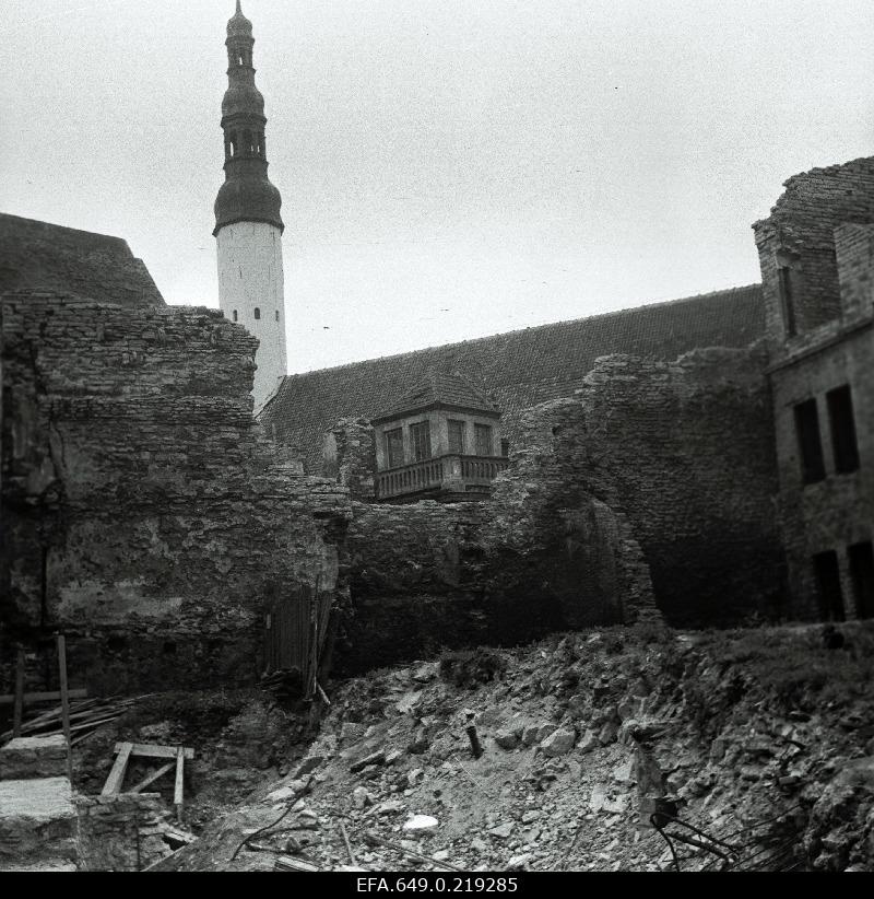 Ruins [Apteegi] on the street.