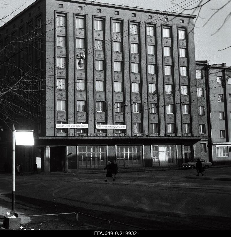 The slogan on the house located at the corner of Pronksi Street and Narva highway to welcome the President of Finland.