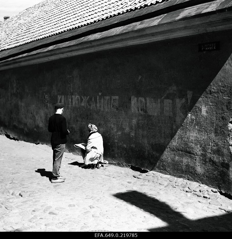 Female artist in Linnuse Street.