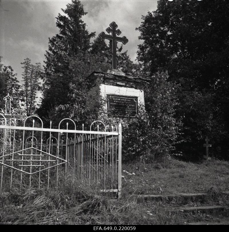 View 1919-1920. The memorial pillar of the victims of heat disease (tiefus) in Kuremägi.